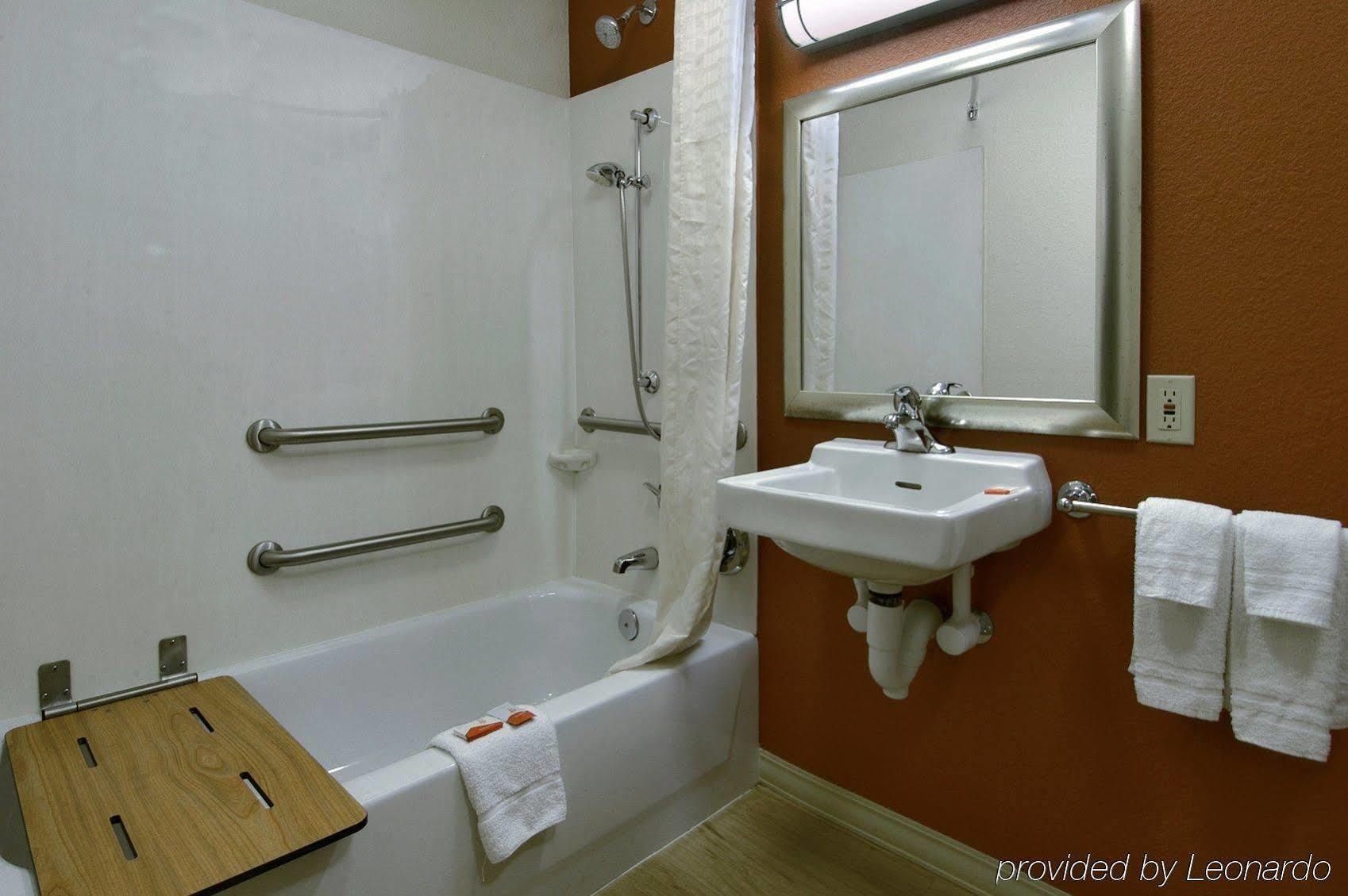 Red Roof Inn Atlanta - Smyrna/Ballpark Room photo